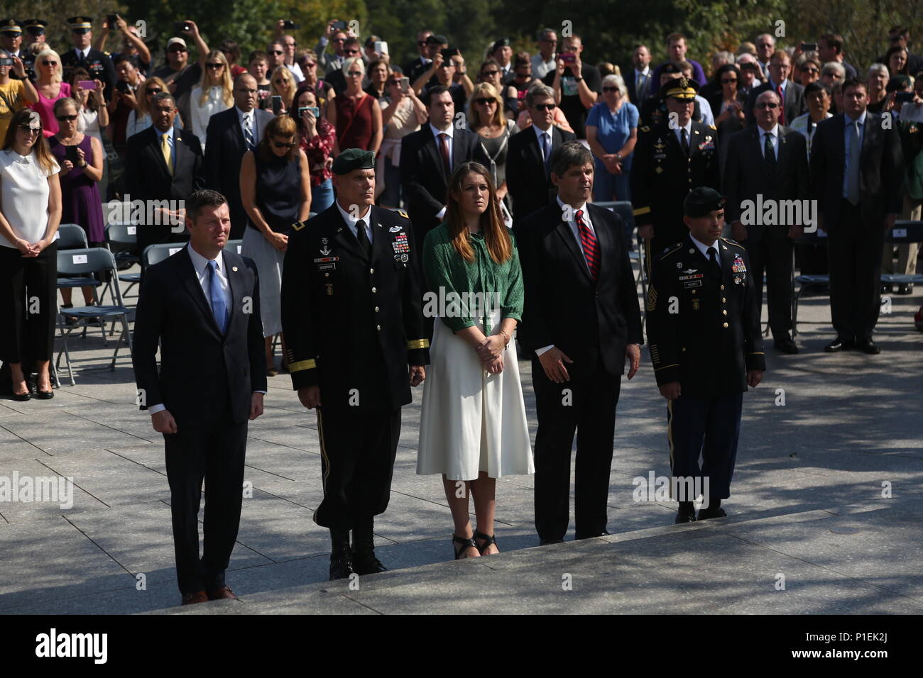 Le brig. Le général John Deedrick, général commandant adjoint du 1st Special Forces Command (Airborne) est rejoint par M. Patrick Murphy, sous-secrétaire du Commandement de l'armée américaine, le Sgt. Le major Bruce Holmes, commande le Sgt. Le major du 3e Groupe des forces spéciales (Airborne), William Kennedy Smith, et Alexandra Pender, nièce de JFK, déposera une gerbe en l'honneur de JFK à Arlington, en Virginie, le 19 octobre 2016. L'événement rend hommage à JFK's vision de construire une force de contre-insurrection, une vision qui a permis de bâtir les bérets verts en une force d'élite reconnu dans le monde entier (U.S. Photo de l'armée par la FPC. Christopher Banque D'Images