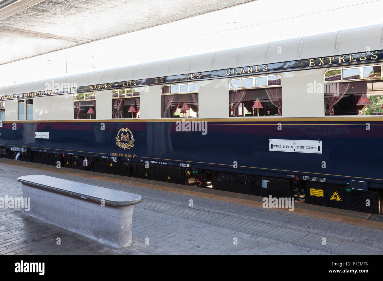 Venice Simplon Orient Express train de luxe à Venise, de la gare Santa Lucia (Ferrovia), Venise, Vénétie, Italie, voiture-lits avec banc vide sur la plate-forme Banque D'Images