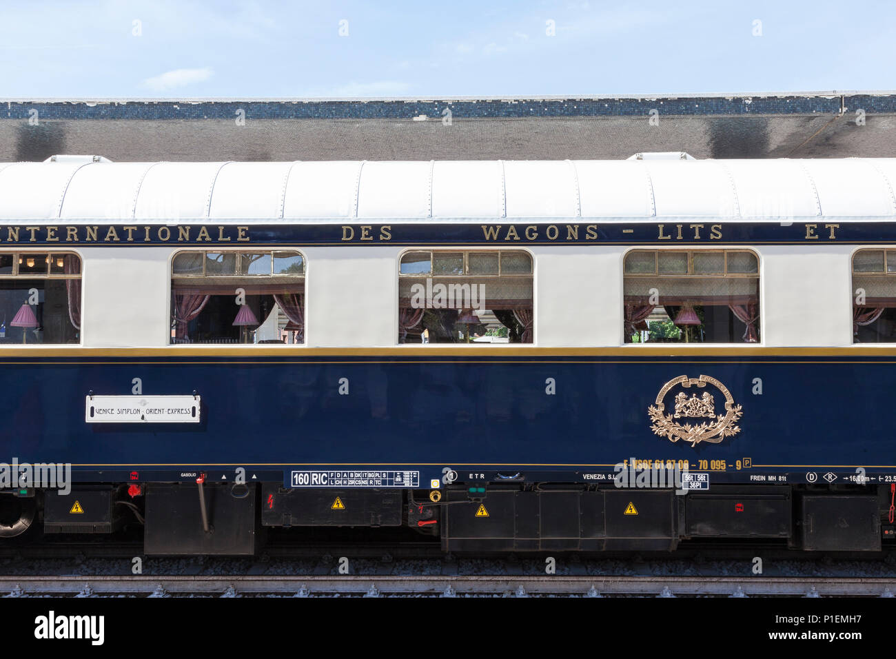 Venice Simplon Orient Express train de luxe à Venise la gare Santa Lucia, Venise, Vénétie, Italie, voiture-lits avec insignia sur chariot élévateur, Banque D'Images