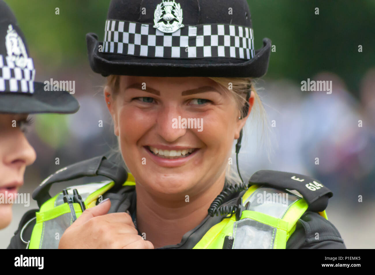 Une femme officier de police de sourire l'Ecosse le devoir à Édimbourg pendant les processions mars oeuvre célèbre 100 ans depuis que les femmes ont obtenu le droit de vote. Banque D'Images