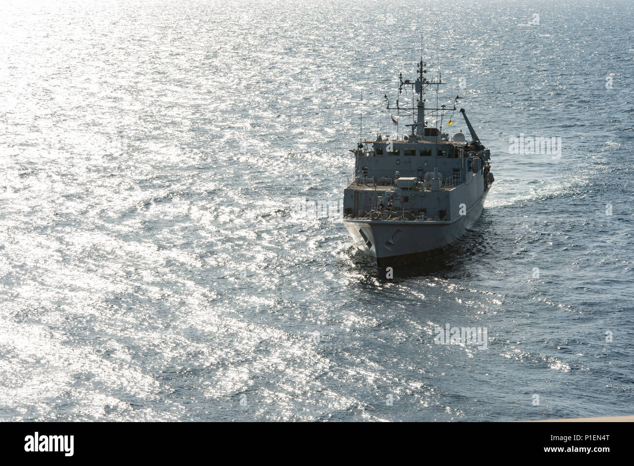 161014-N-QA919-0007 HMS Middleton (M34), tire sur le long de la baie de Lyme de demandes (L 3007)(pas sur la photo) d'échanger des fournitures en mer au cours de UK-U.S. Exercice de lutte contre les mines 17-1, le 14 octobre 2016, dans le golfe Arabo-Persique. L'exercice bilatéral sert à renforcer la coopération, l'entraide et l'interopérabilité entre les capacités de MCM AUX États-Unis et au Royaume-Uni les forces navales en garantissant le libre échange du commerce, la liberté de navigation et à long terme de la sécurité régionale. CTG-56.1 mène la lutte contre les mines, des explosifs et munitions, plongée de récupération, et de la protection de la force des opérations tout au long de la 5e flotte américaine salon de pupitre Banque D'Images