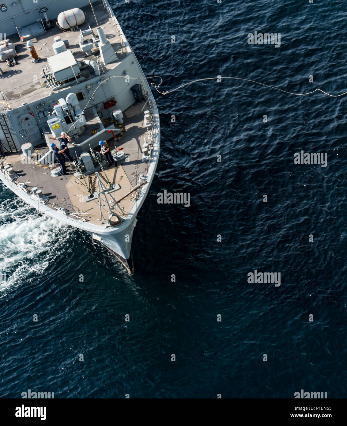 161014-N-QA919-0019 HMS Middleton (M34), tire sur le long de la baie de Lyme de demandes (L 3007) pour échanger des fournitures en mer au cours de UK-U.S. Exercice de lutte contre les mines 17-1, le 14 octobre 2016, dans le golfe Arabo-Persique. L'exercice bilatéral sert à renforcer la coopération, l'entraide et l'interopérabilité entre les capacités de MCM AUX États-Unis et au Royaume-Uni les forces navales en garantissant le libre échange du commerce, la liberté de navigation et à long terme de la sécurité régionale. CTG-56.1 mène la lutte contre les mines, des explosifs et munitions, plongée de récupération, et de la protection de la force des opérations tout au long de la 5e flotte américaine zone d'opérations. (U.S. Nav Banque D'Images