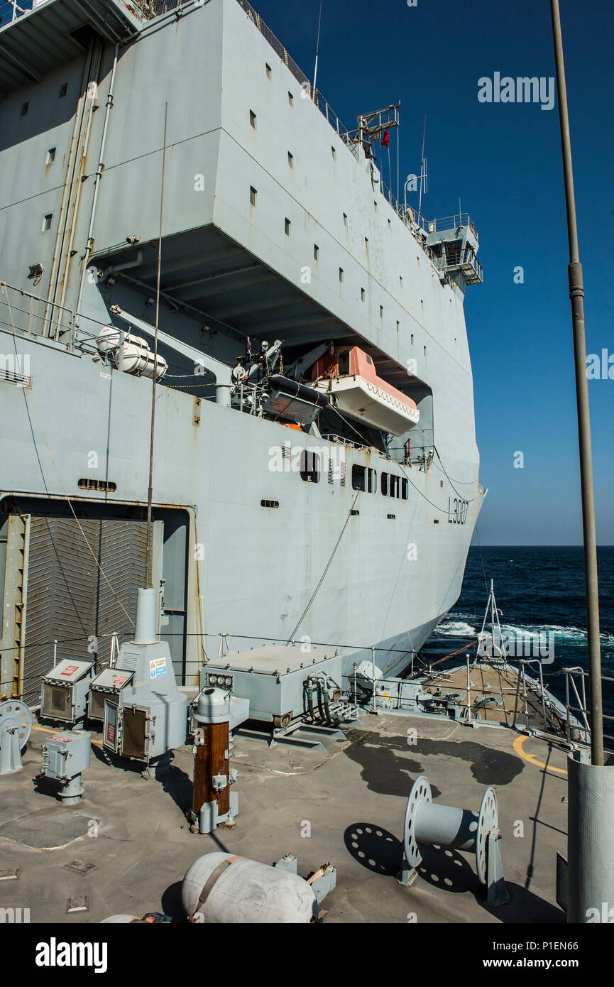 161014-N-QA919-0161 HMS Middleton (M34), tire sur le long de la baie de Lyme de demandes (L 3007) pour échanger des fournitures en mer au cours de UK-U.S. Exercice de lutte contre les mines 17-1, le 14 octobre 2016, dans le golfe Arabo-Persique. L'exercice bilatéral sert à renforcer la coopération, l'entraide et l'interopérabilité entre les capacités de MCM AUX États-Unis et au Royaume-Uni les forces navales en garantissant le libre échange du commerce, la liberté de navigation et à long terme de la sécurité régionale. CTG-56.1 mène la lutte contre les mines, des explosifs et munitions, plongée de récupération, et de la protection de la force des opérations tout au long de la 5e flotte américaine zone d'opérations. (U.S. Nav Banque D'Images