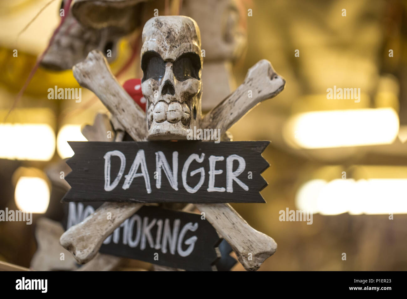 Objet avec un crâne et l'inscription danger, closeup Banque D'Images