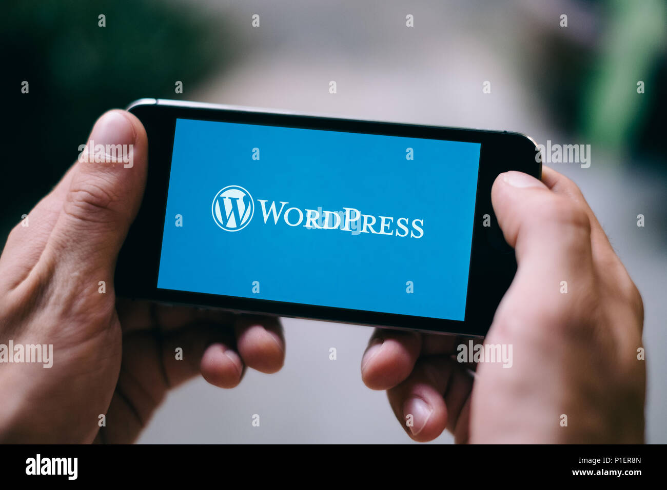 Libre de l'iPhone Écran affichant le logo Wordpress sur smartphone Banque D'Images Libre de l'iPhone Écran affichant le logo Wordpress sur smartphone Banque D'Images