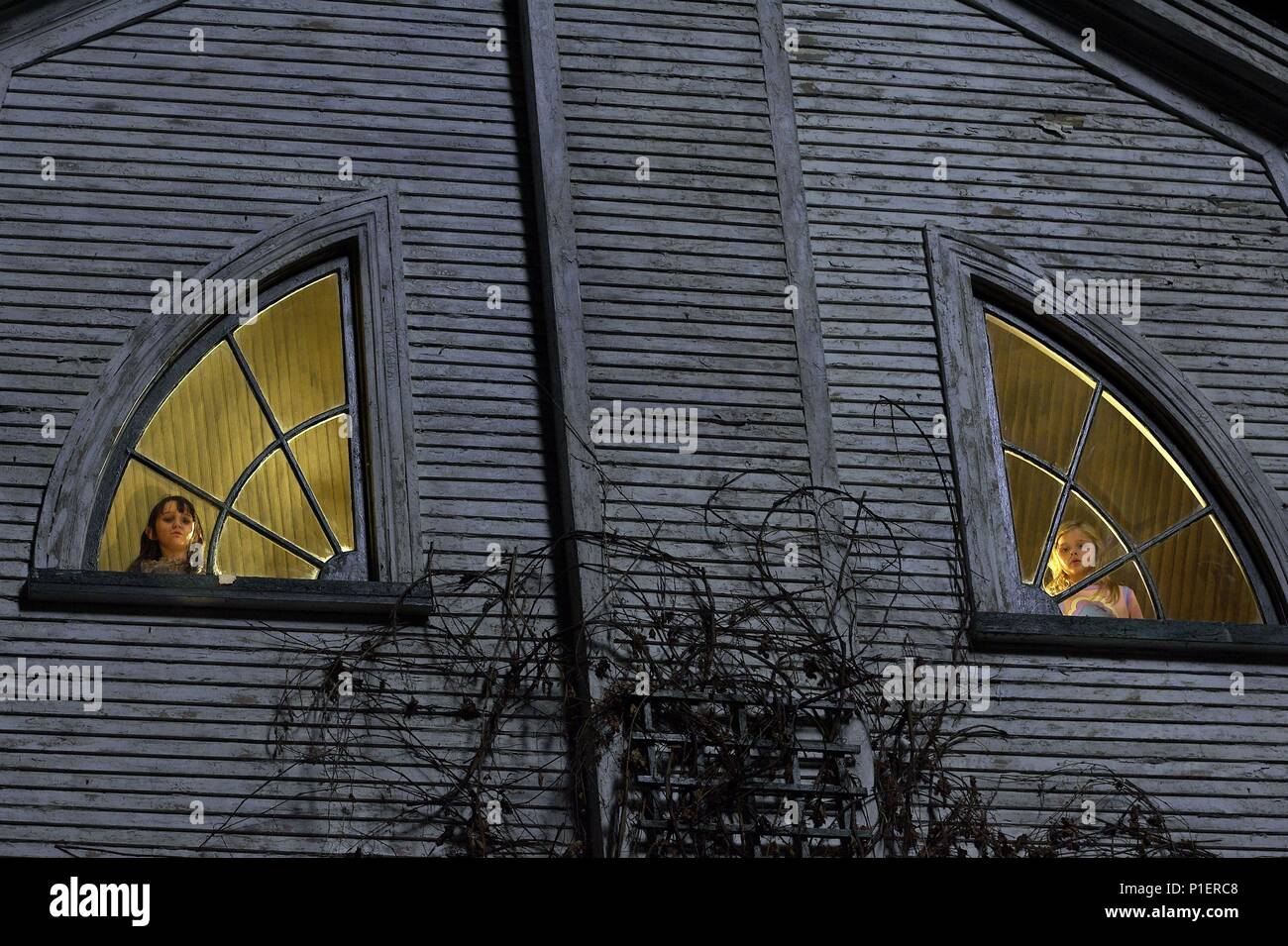 Titre original : The Amityville Horror. Titre en anglais : The Amityville Horror. Directeur de film : ANDREW DOUGLAS. Année : 2005. Stars : CHLOE GRACE MORETZ ; ISABEL CONNER. Credit : Metro Goldwyn Mayer / IOVINO, PETER / Album Banque D'Images