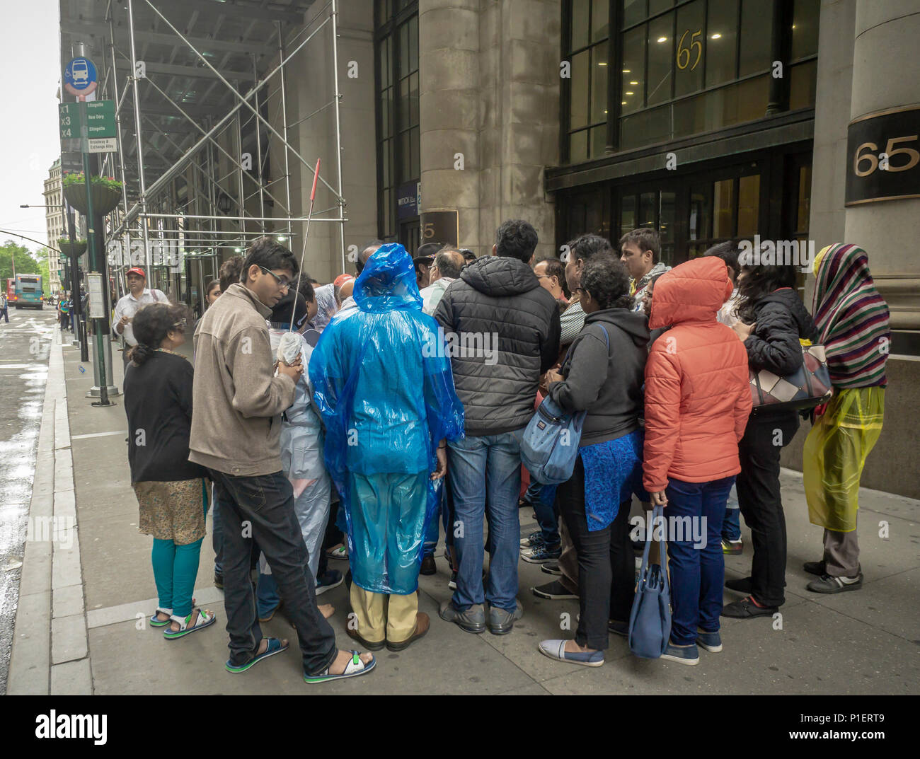 Un groupe touristique sur Broadway dans le Lower Manhattan à New York en début Dimanche, 27 mai 2018. (Â© Richard B. Levine) Banque D'Images