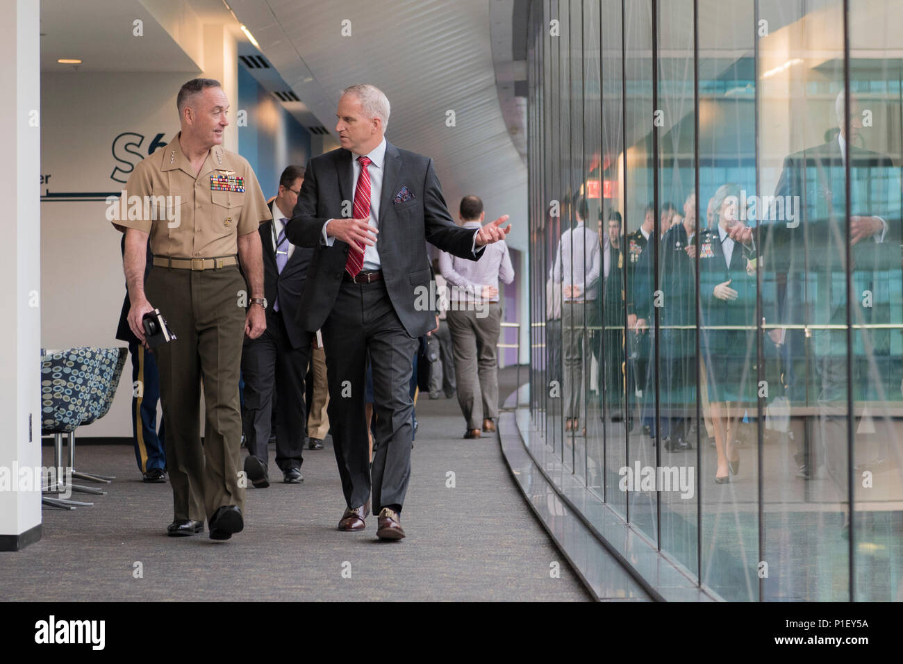 Le général Joseph F. Dunford Marin Jr., président de l'état-major interarmées, parle à Robert Cardillo, Directeur de la National Geospatial-Intelligence Agency, 24 octobre 2016. La NGA fournit des renseignements géospatiaux de classe mondiale qui fournit un avantage décisif pour les décideurs, les guerriers, les professionnels du renseignement et les premiers intervenants. Photo du département de la Marine par le maître de 2e classe Dominique A. Pineiro Banque D'Images