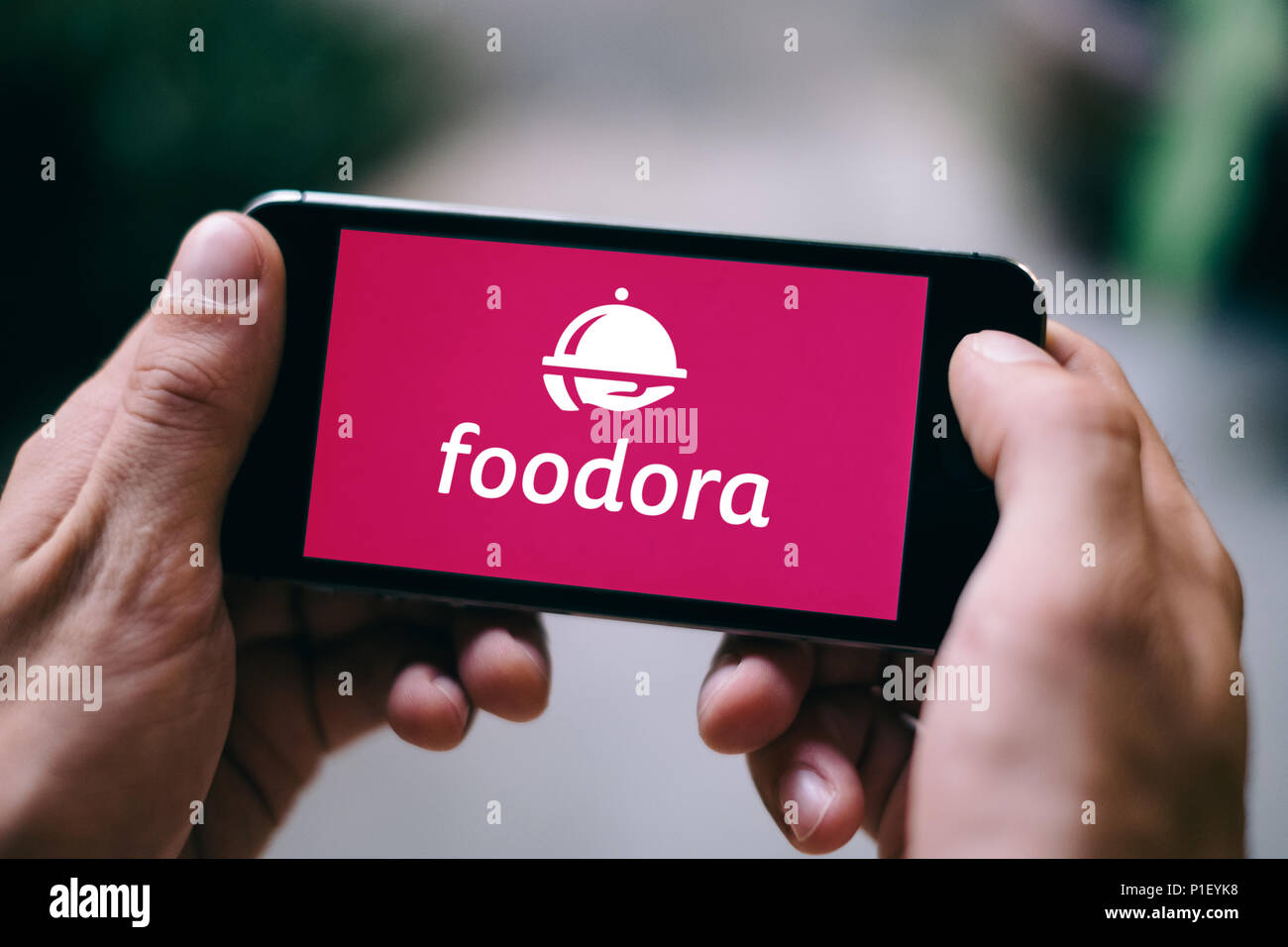 Libre de l'écran de votre iPhone avec FOODORA LOGO ET L'icône de l'application sur smartphone Banque D'Images