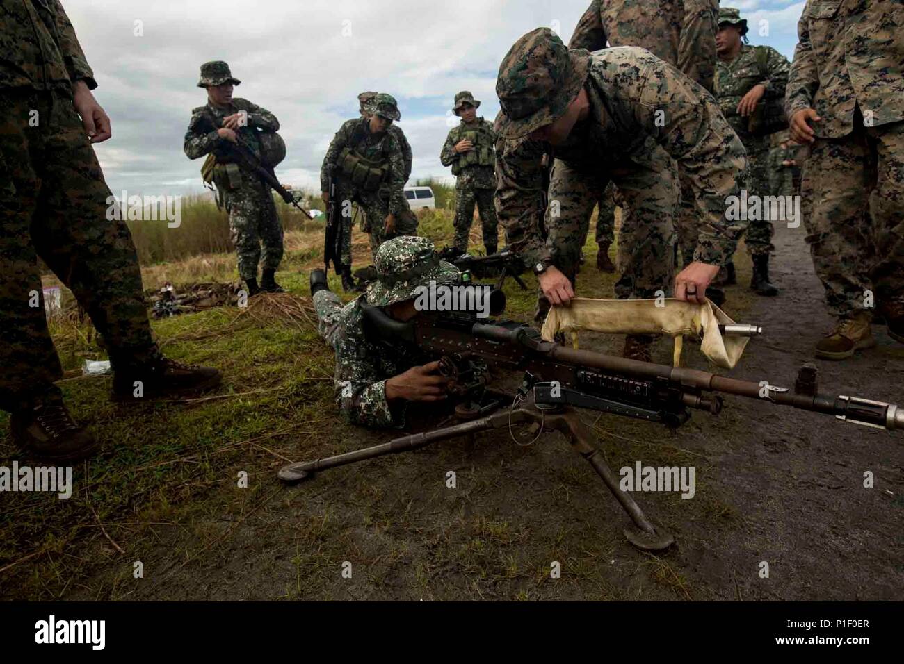 Marines avec Société G, l'Équipe de débarquement du bataillon, 2e Bataillon, 4e Régiment de Marines, 31e Marine Expeditionary Unit, discuter de la M240B machine gun avec Marine Philippine Philippine au cours de l'exercice 33 débarquement amphibies (PHIBLEX) à la base navale de l'éducation et la formation, aux Philippines, le 5 octobre 2016. PHIBLEX est un exercice d'entraînement bilatéral visant à améliorer l'interopérabilité, l'état de préparation et de relations professionnelles entre le Corps des Marines américains et des pays partenaires. (U.S. Marine Corps photo par le Cpl. Jorge A. Rosales) Banque D'Images