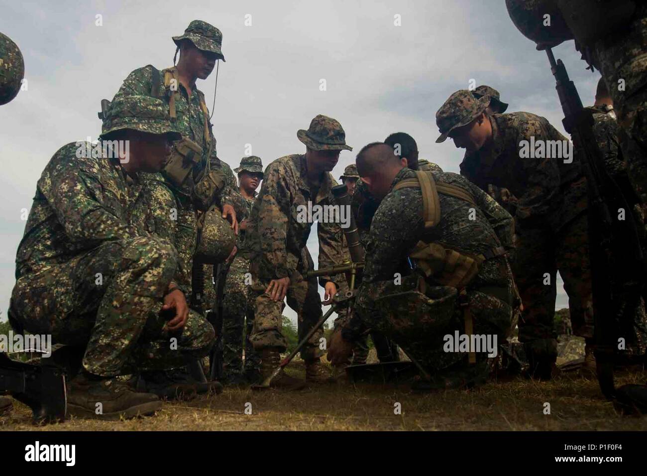 Marines avec Société G, l'Équipe de débarquement du bataillon, 2e Bataillon, 4e Régiment de Marines, 31e Marine Expeditionary Unit, discuter de l'appui feu tactiques avec les Marines des Philippines au cours de l'exercice d'atterrissage amphibie des Philippines (33 PHIBLEX), à la base navale de l'éducation et la formation, aux Philippines, le 6 octobre 2016. PHIBLEX est un exercice d'entraînement bilatéral visant à améliorer l'interopérabilité, l'état de préparation et de relations professionnelles entre le Corps des Marines américains et des pays partenaires. (U.S. Marine Corps photo par le Cpl. Jorge A. Rosales) Banque D'Images