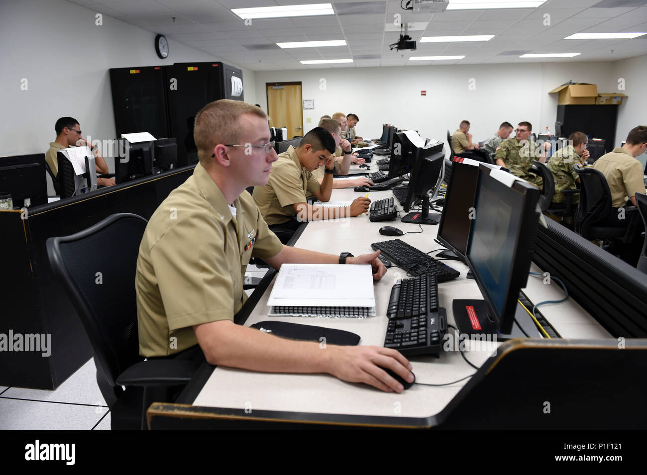 161021-N-FI568-133 Pensacola, Floride (oct. 21, 2016) Les élèves de l'analyse cybernétique (CMPA) au cours de la guerre de l'Information de commande Formation Corry, prendre part à une session d'étude indépendante. Les trains militaires du CMPA de tous les services dans les compétences et les connaissances nécessaires pour effectuer l'analyse de réseau technique des opérations dans le cyberespace. (U.S. Photo de la marine par le maître de 3e classe Taylor L. Jackson/libérés) Banque D'Images