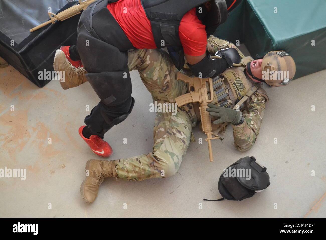 Le s.. Jonathan Dixon, à gauche, et Sgt. 1re classe réac Bois, droit, affecté à la formation de fer, détachement 1st Armored Division, niveau pratique deux techniques combatives dans l'immeuble. Un sapeur0493 Road à Fort Bliss 18 oct., 2016. Banque D'Images