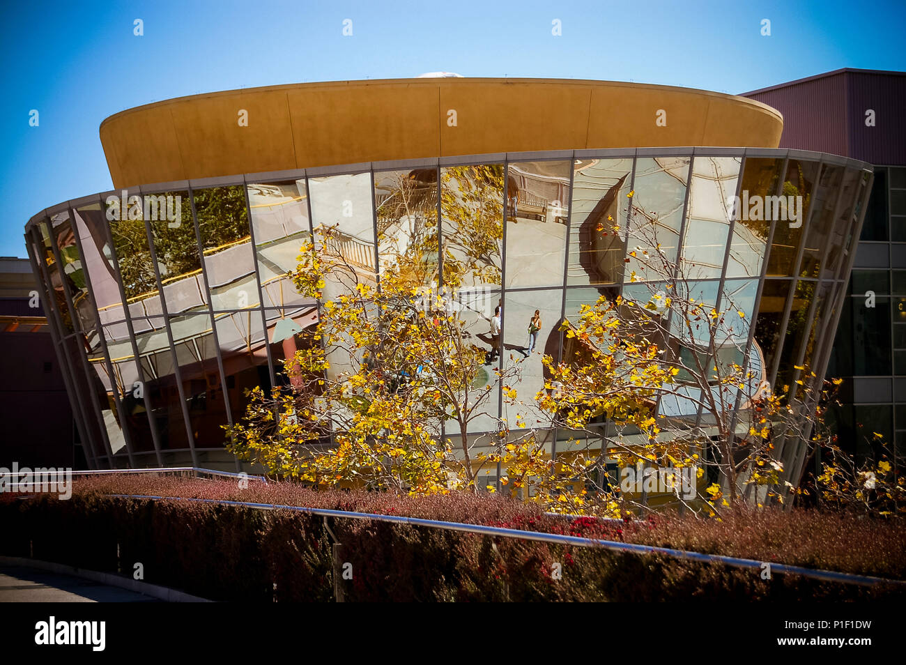 Résumé des capacités, avec des murs de verre donnant un effet de miroir, une partie de la créativité des enfants Museum de Yerba Buena Gardens, San Francisco. Situé contre un ciel bleu clair, avec une vignette. Banque D'Images