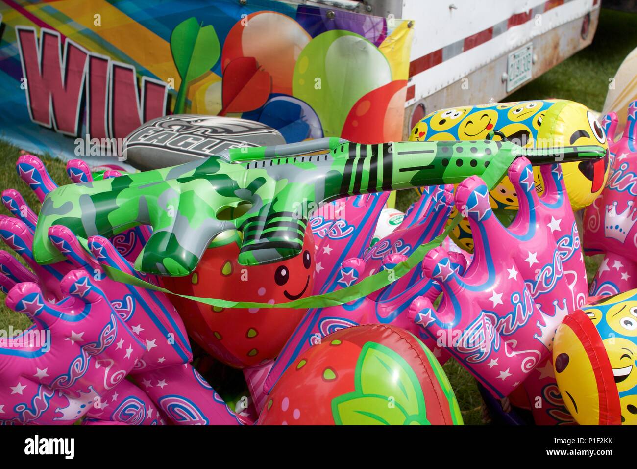 Wyndmoor, PA, États-Unis - 8 juin 2018 : les mitrailleuses gonflables sont parmi les prix gagnants aux jeux de mi-chemin d'un carnaval. Les pistolets jouets ressemblent à des AR-15s. Banque D'Images