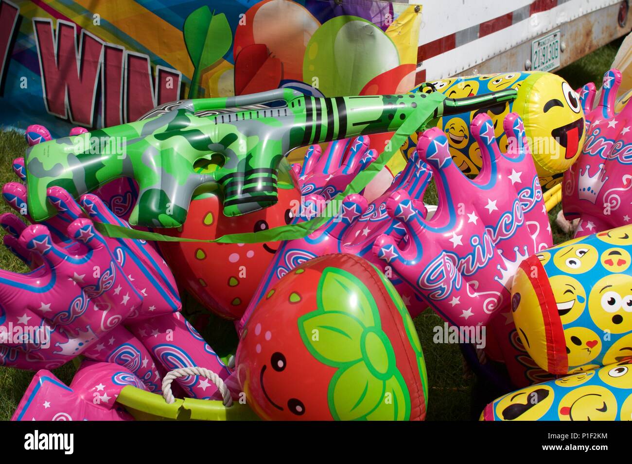 Wyndmoor, PA, États-Unis - 8 juin 2018 : les mitrailleuses gonflables sont parmi les prix gagnants aux jeux de mi-chemin d'un carnaval. Les pistolets jouets ressemblent à des AR-15s. Banque D'Images