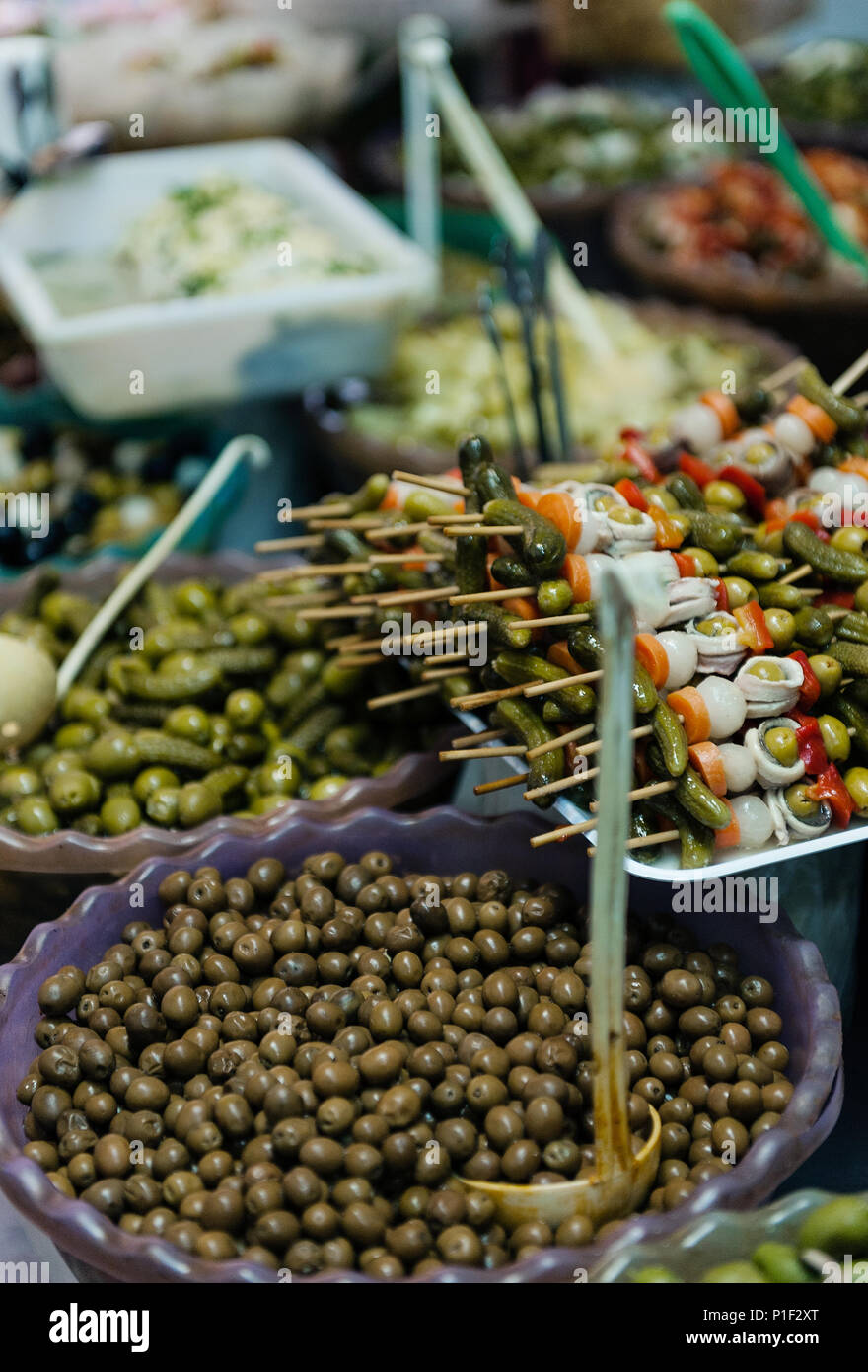 Vendeur d'olive, El Rastro, Madrid, Espagne. Banque D'Images