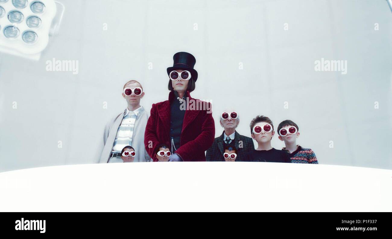 Titre original : CHARLIE ET LA CHOCOLATERIE. Titre en anglais : CHARLIE ET LA CHOCOLATERIE. Réalisateur : TIM BURTON Film. Année : 2005. Stars : Johnny Depp, Freddie Highmore, DAVID KELLY, JORDAN FRY, DEEP ROY, ADAM GODLEY. Credit : WARNER BROS. / Album Banque D'Images
