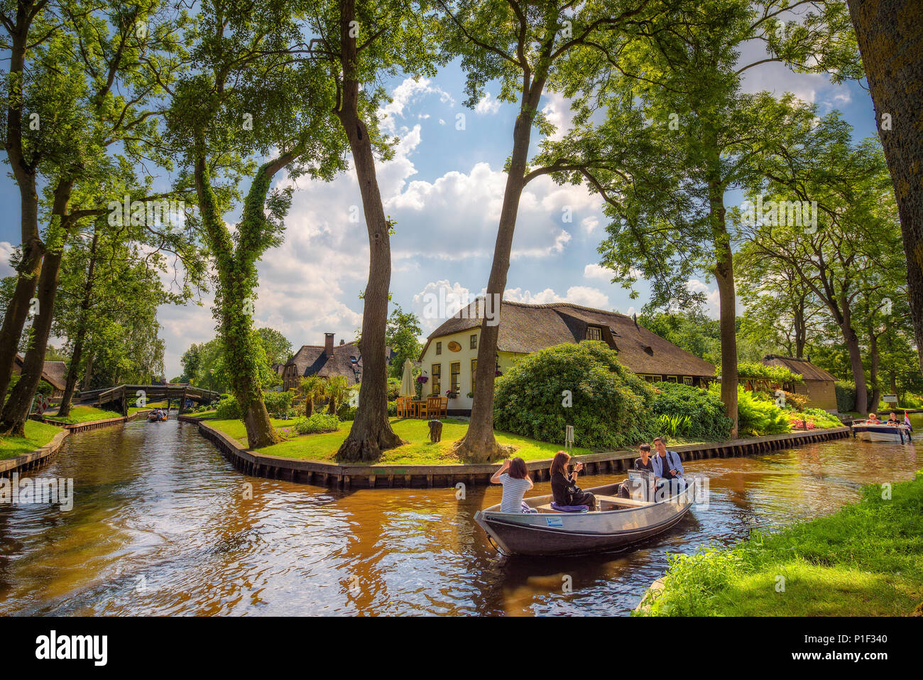 Les touristes sur un bateau dans le village de Giethoorn, Pays-Bas Banque D'Images