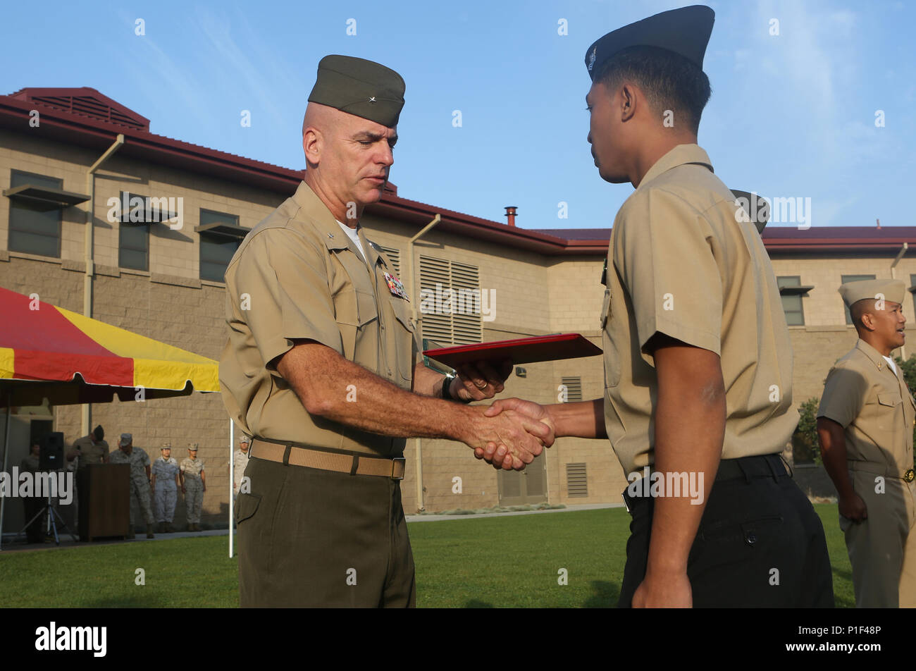 U.S. Marine Corps Brig. Le général David A. Ottignon, commandant général du 1er Groupe Logistique Maritime présente Maître de 1re classe Karl Layug avec le marin de l'année à Camp Pendleton, Californie, 26 octobre 2016. Layug est un technicien médical avec le 1er Bataillon Médical, 1MLG. Les Marines et les marins ont reçu des prix basés sur les performances stellaires, un excellent leadership, et de sécurité de l'unité des contributions au cours de la trimestre ou année. (U.S. Marine Corps photo par Lance Cpl. Joseph Sorci) Banque D'Images