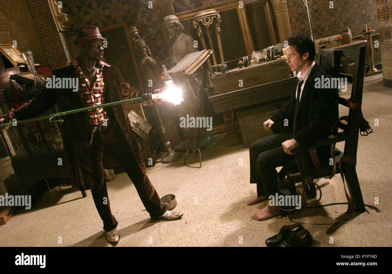 Titre original : Constantine. Titre en anglais : Constantine. Directeur de film : Francis Lawrence. Année : 2005. Stars : Djimon Hounsou, Keanu REEVES. Credit : WARNER BROS. Album de photos / Banque D'Images