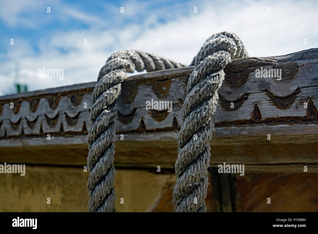Travaux sur corde bindings polynésien canoe à Aitutaki Banque D'Images