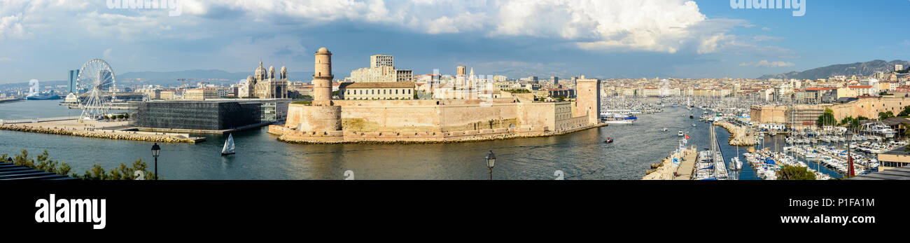 Vue panoramique sur le Vieux Port de Marseille avec le fort Saint Jean, le MuCEM et Villa Mediterranee les bâtiments et la cathédrale Sainte Marie Majeure. Banque D'Images