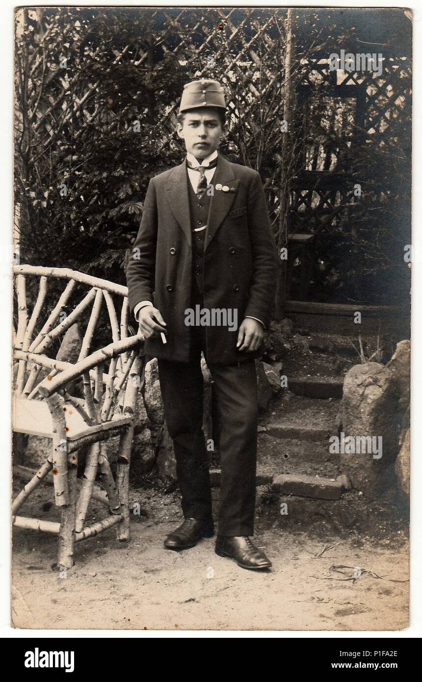 LA RÉPUBLIQUE TCHÉCOSLOVAQUE - VERS 1920s: Photo d'époque montre l'homme avec une cigarette à l'extérieur. Photo antique en noir et blanc. Ancienne photo, 1920s. Banque D'Images