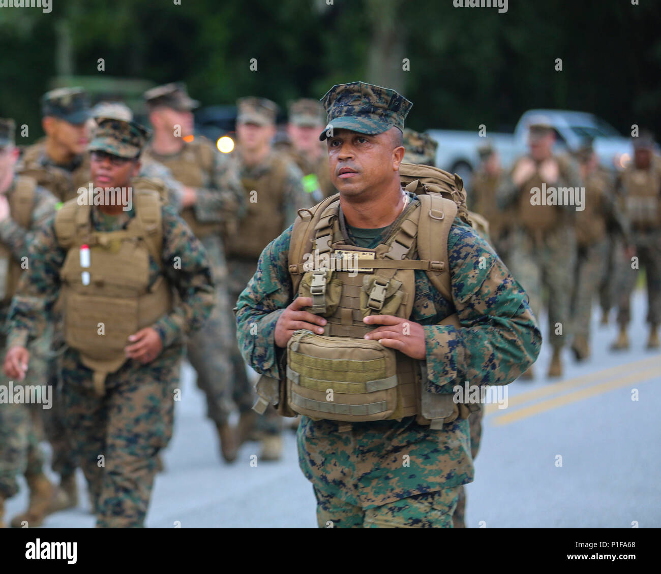 1er Sgt. Steven Ellison randonnées aux côtés de ses Marines pendant une randonnée sur climatisation Camp Lejeune, N.C., 6 octobre 2016. Ellison a survécu à l'étape 3 d'un cancer du rein en service actif, tout en continuant de remplir ses fonctions en tant que premier sergent et Marine. Ellison est l'entreprise First Sergeant pour II Marine Expeditionary Force groupe siège. (U.S. Marine Corps photo par Lance Cpl. Jon Sosner) Banque D'Images