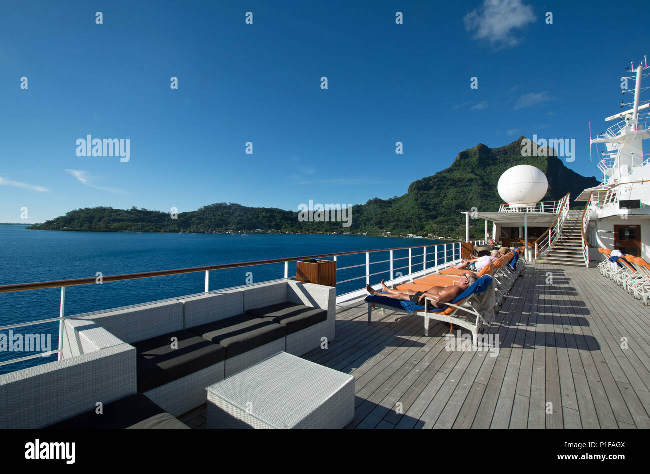 Le bateau de croisière MS Paul Gauguin en tournée autour de l'archipel de la société Rarotonga et Atutaki du Pacifique. Banque D'Images