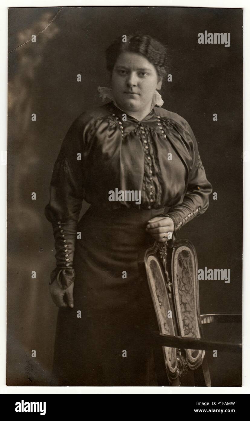 AUTRICHE-HONGRIE - VERS 1910s: Photo d'époque montre la femme mûre pose dans un studio de photographie. Photo noir et blanc OKD. Portrait de studio antique. 1910s. Banque D'Images