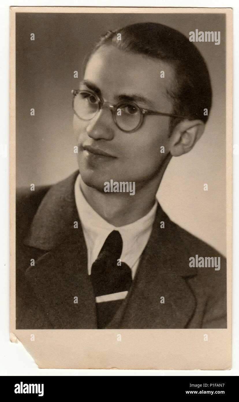 LA RÉPUBLIQUE TCHÉCOSLOVAQUE - VERS 1940s: La photo d'époque montre un jeune homme avec des lunettes. Ancienne photo en noir et blanc. Portrait de studio antique. 1940s. Banque D'Images