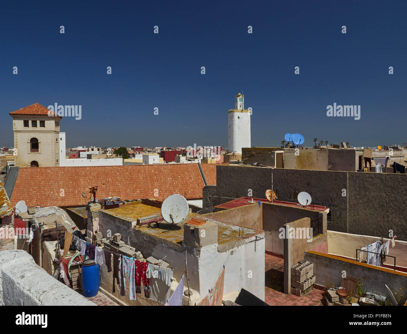 Les toits des bâtiments ancienne médina d'El Jadida city avec des éléments de l'architecture portugaise sous le ciel bleu, le Maroc. Banque D'Images
