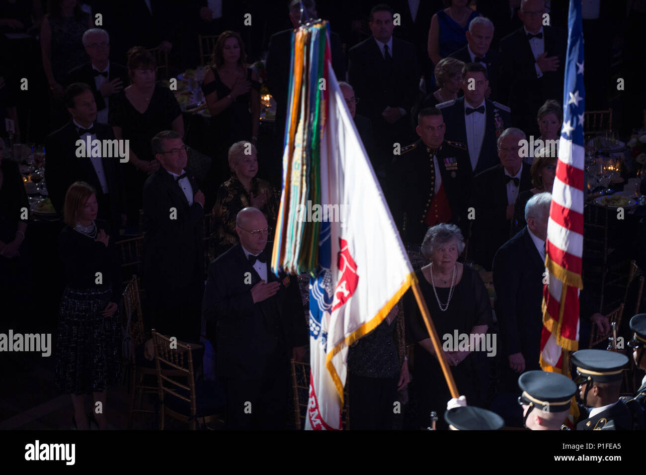 Le Secrétaire de la Défense Ash Carter rend honneurs au cours d'un gala tenu par la National Defense University Foundation, Washington, D.C., Octobre 27, 2016. (DoD photo par le Sgt armée. L'Amber I. Smith) Banque D'Images