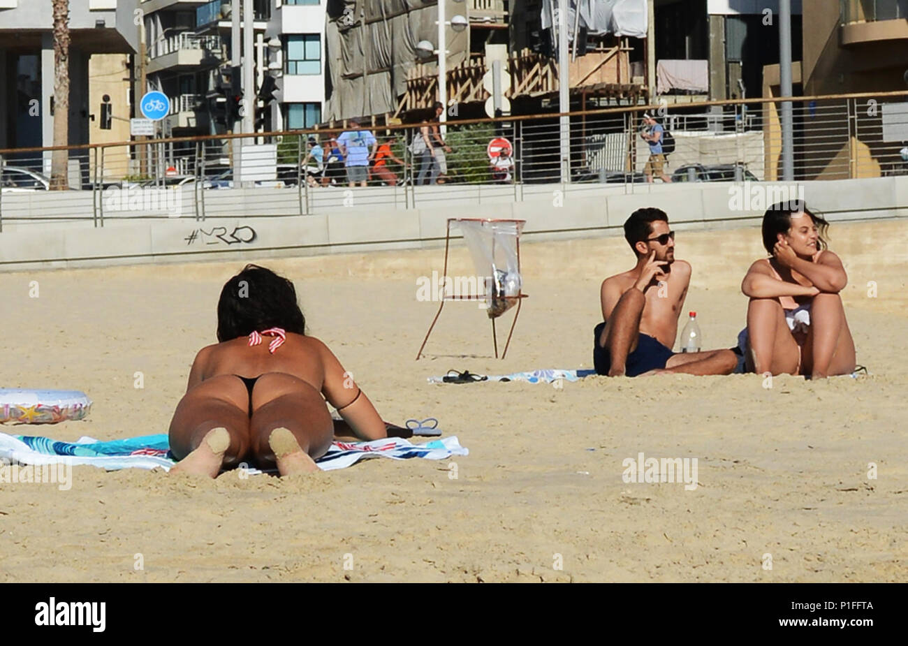 Le soleil sur la plage de Tel-Aviv. Banque D'Images