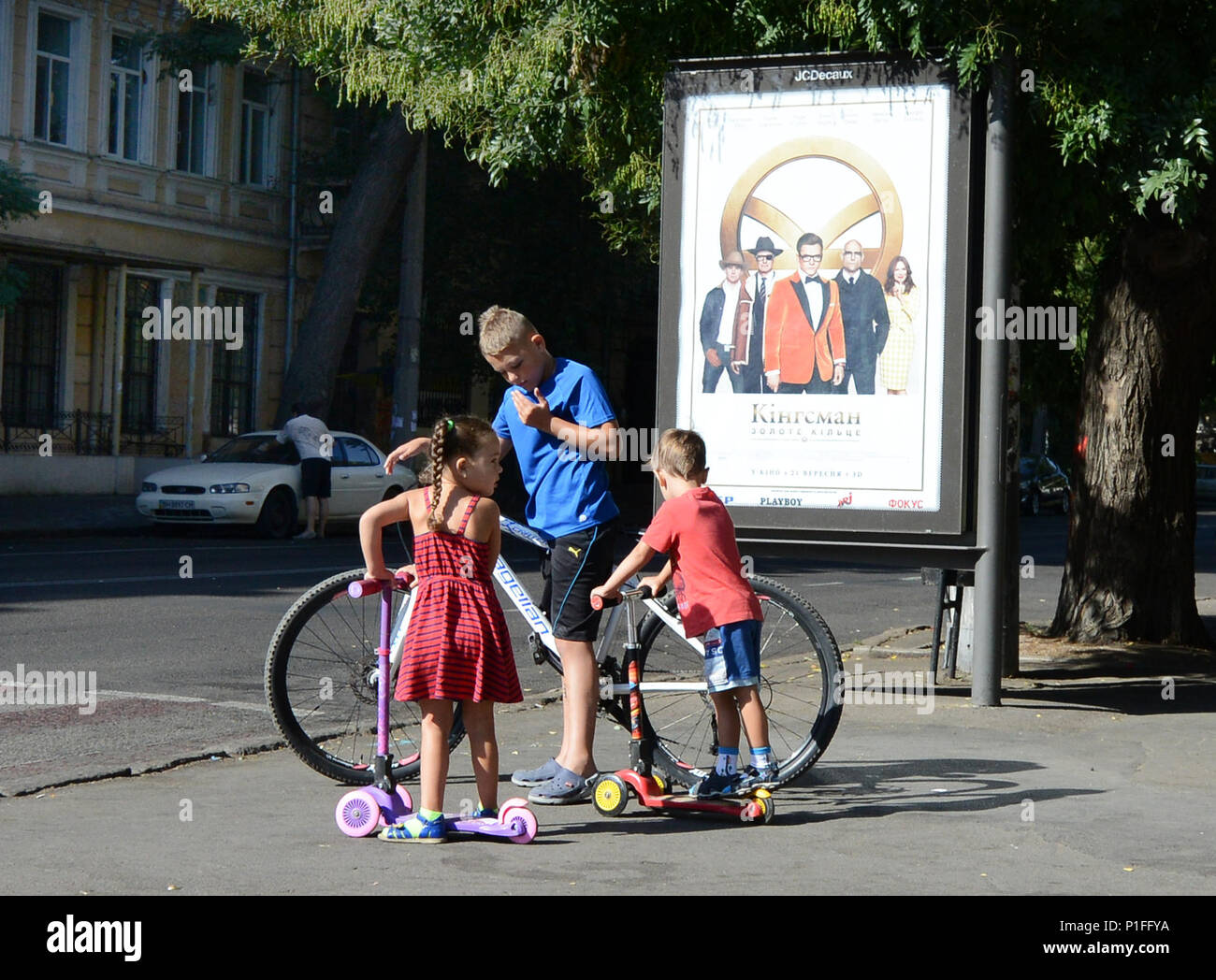 Les enfants équitation leurs trottinettes et vélo à Odessa, Ukraine. Banque D'Images