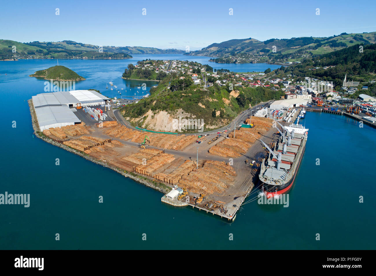 Se connecter la borne et navire, Port d'Otago, Port Chalmers, Dunedin, Otago, île du Sud, Nouvelle-Zélande - Antenne de drone Banque D'Images