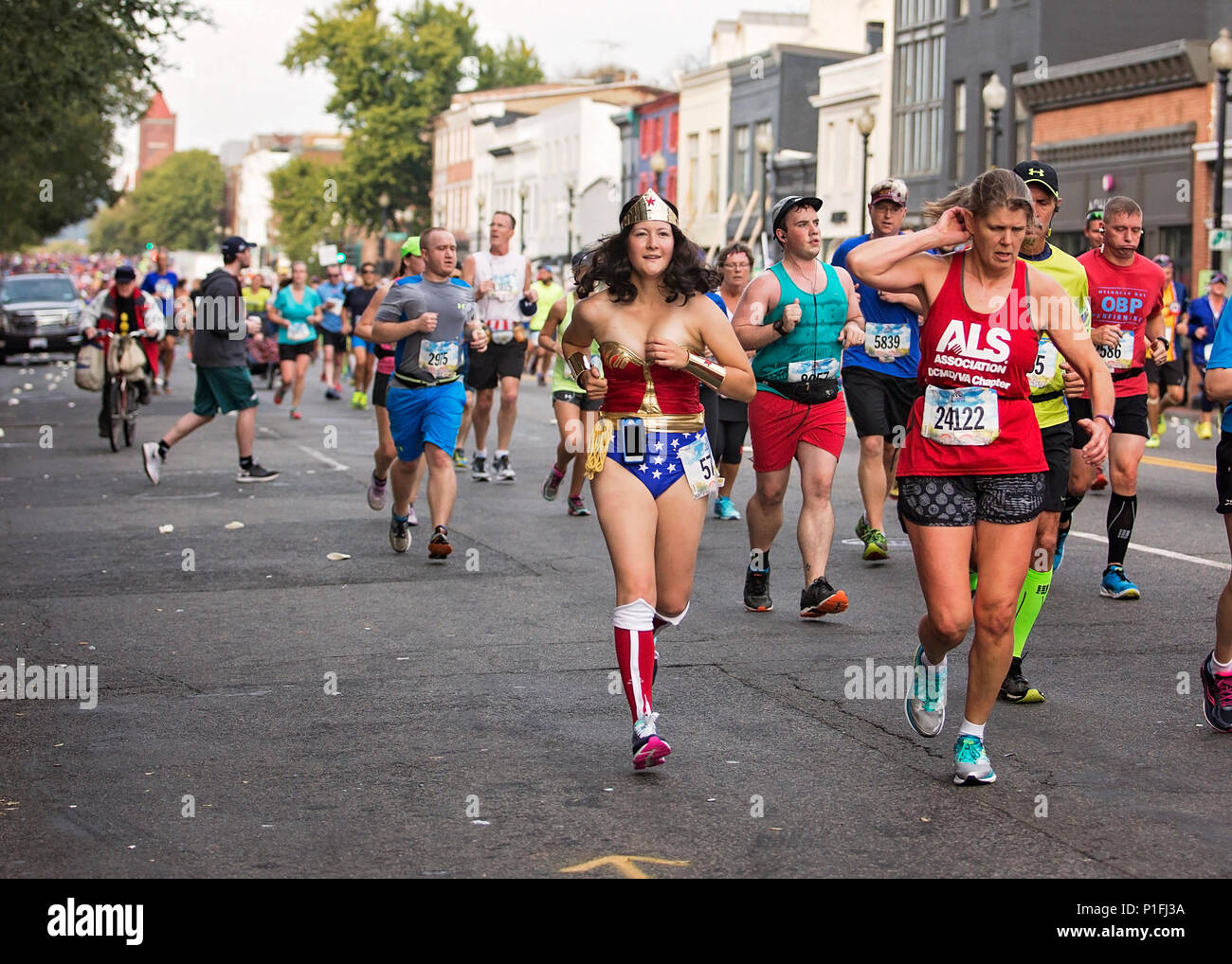 Un Coureur Deguise En Wonder Woman Prend Part A La 41e Anniversaire De La Marine Corps Un Coureur Deguise En Wonder Woman Prend Part A La 41e Anniversaire De La Marine Corps