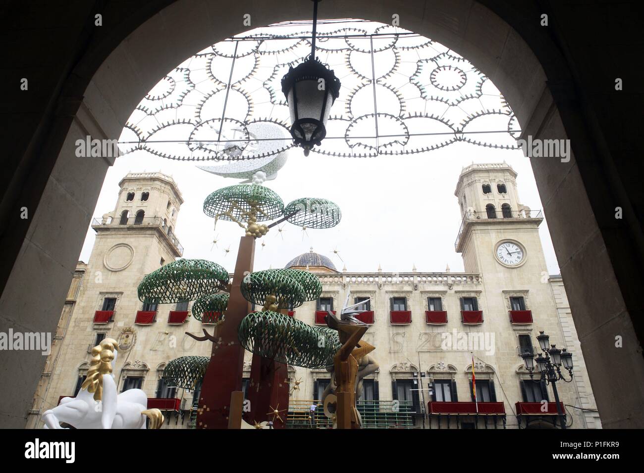 Espagne - région autonome de Valence - L'ALACANTÍ (district) - Alicante. Alicante ; "Foguera" (Falla) de la Plaza del Ayuntamiento (2006) ; al fondo edificio consistorial. Banque D'Images