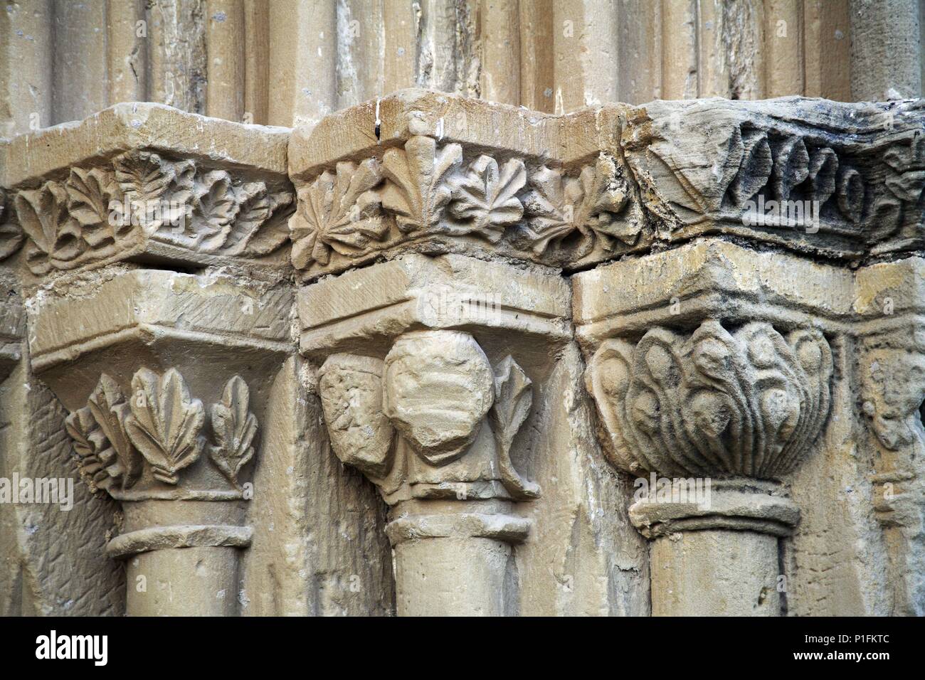 Espagne - LA RIOJA - RIOJA Alta (ville). Cuzcurrita de Río Tirón ; ermita románica de Nª Señora de Sorejana ; detalle de portada con motivos de vid. Banque D'Images