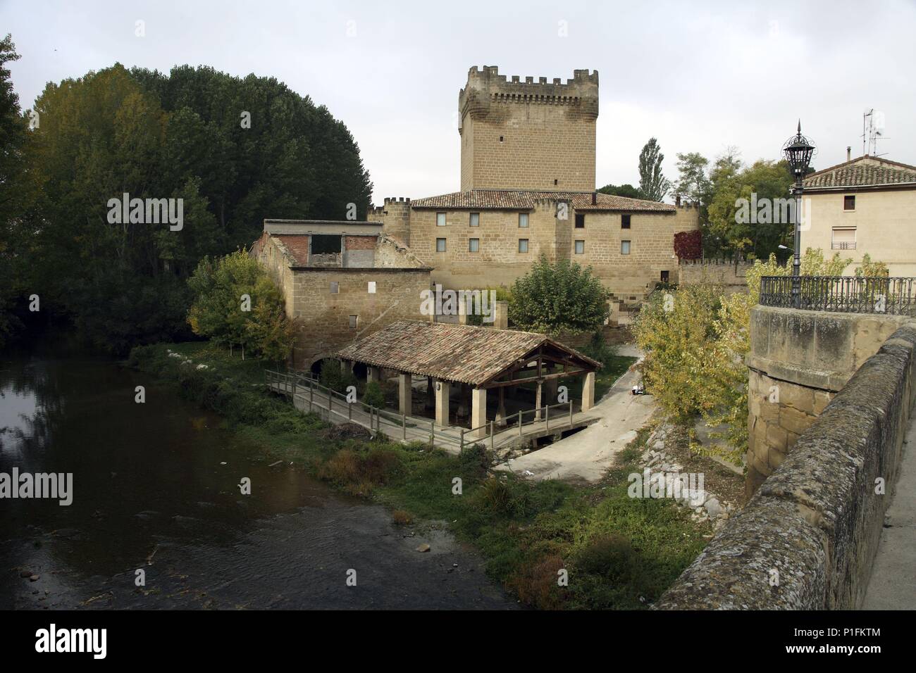 Espagne - LA RIOJA - RIOJA Alta (ville). Cuzcurrita de Río Tirón, Castillo de los Velasco (Siglo XV) junto al río Tirón. Banque D'Images