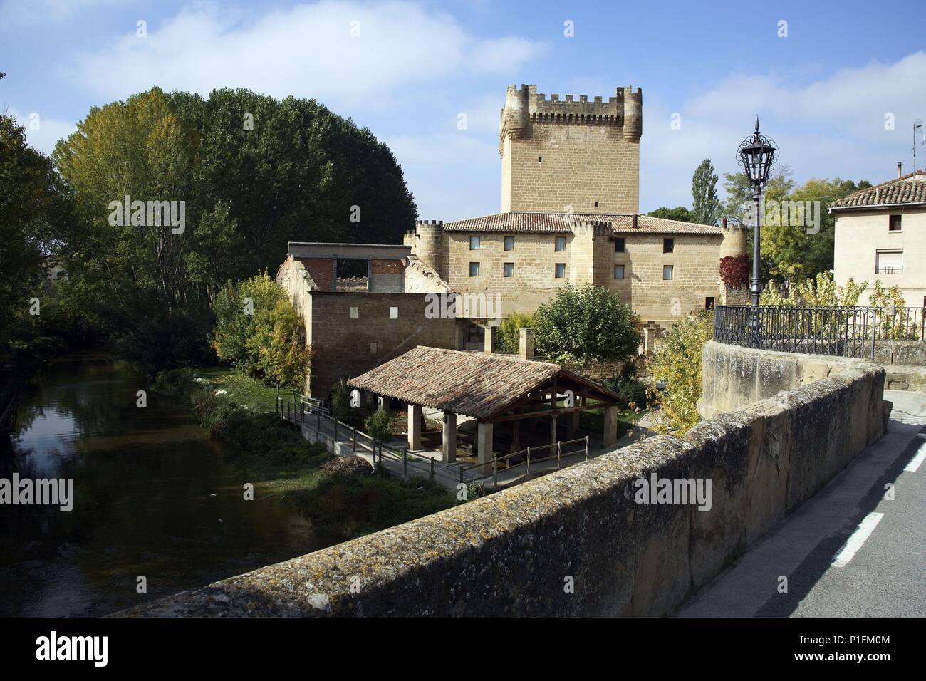 Espagne - LA RIOJA - RIOJA Alta (ville). Cuzcurrita de Río Tirón, Castillo de los Velasco (Siglo XV) junto al río Tirón. Banque D'Images