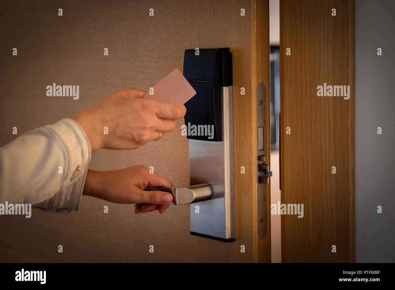 L'ouverture d'une porte de l'hôtel avec une carte d'entrée sans clé Photo  Stock - Alamy