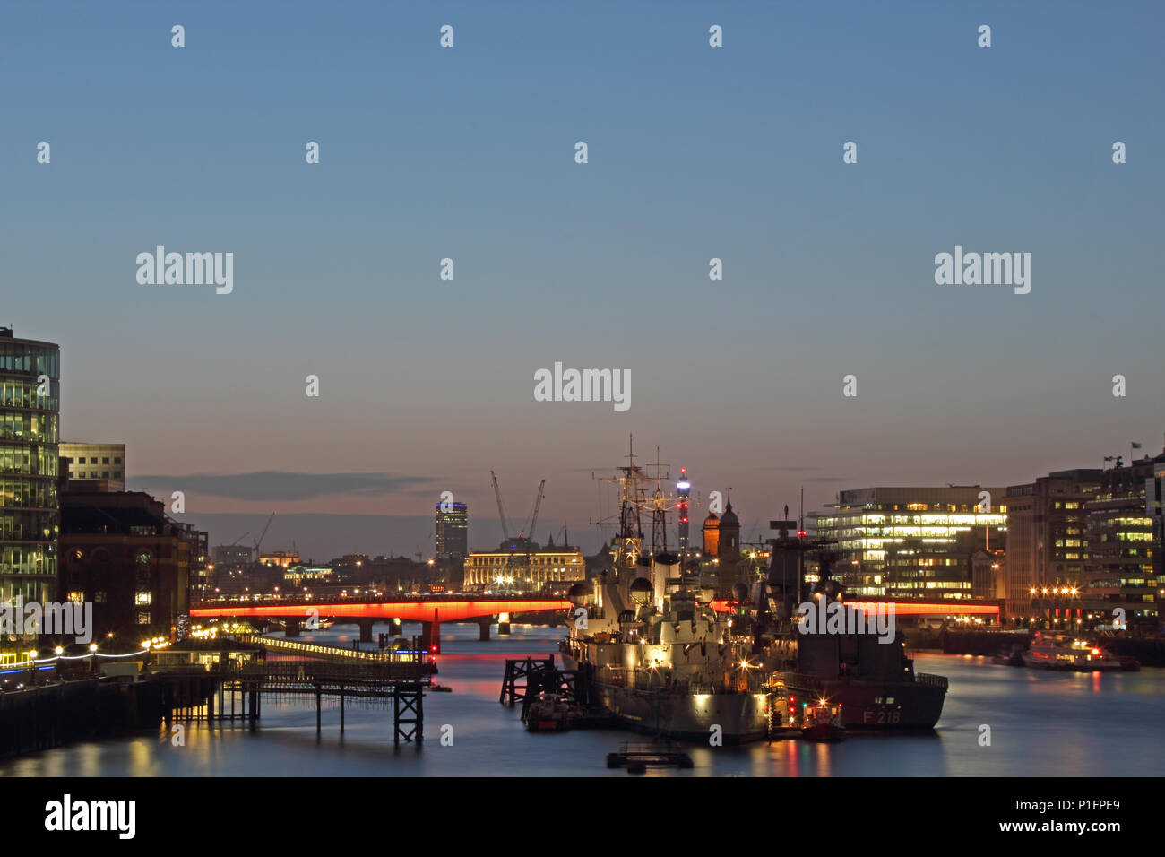 L'architecture moderne à Londres & Battleships le long de la rivière Thames bank UK Banque D'Images