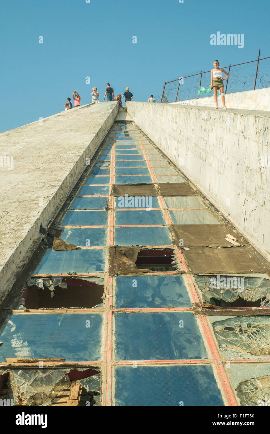 Les gens s'amusant à la "pyramide" de Tirana, un bâtiment inhabituel et anciennement le Musée Enver Hoxha. L'Albanie Banque D'Images