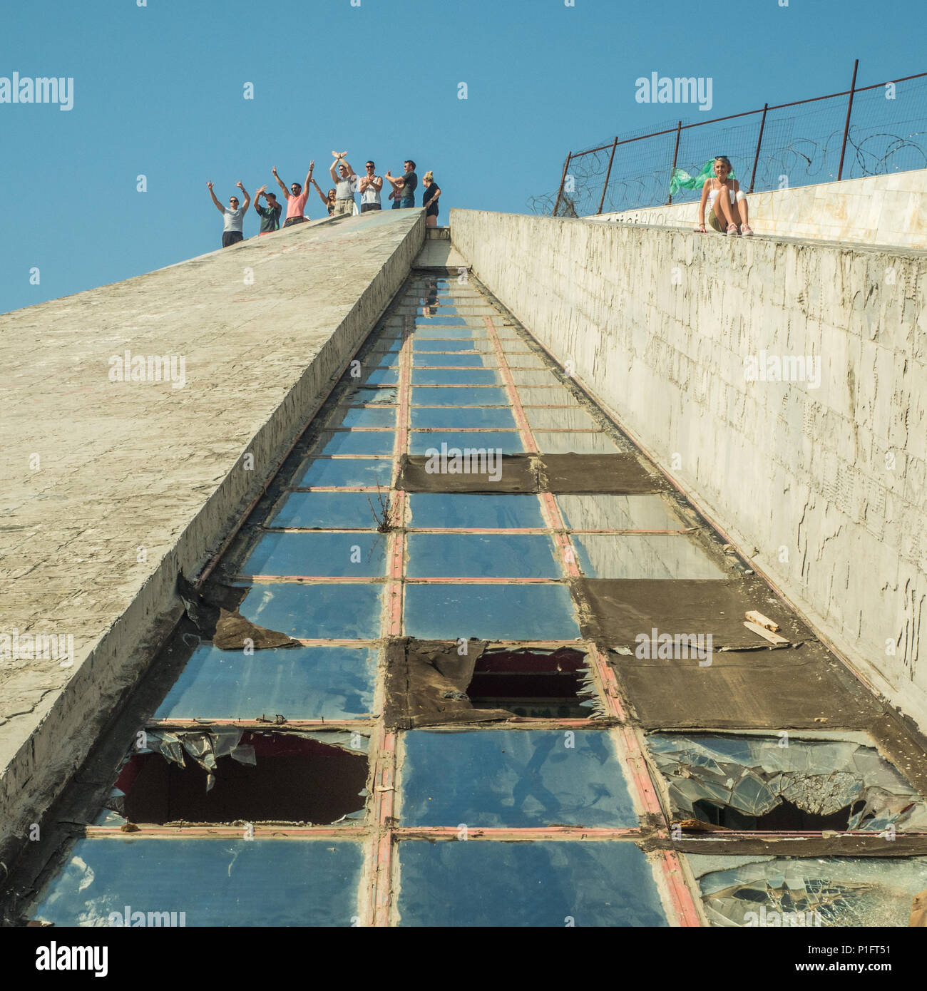 Les gens s'amusant à la "pyramide" de Tirana, un bâtiment inhabituel et anciennement le Musée Enver Hoxha. L'Albanie Banque D'Images