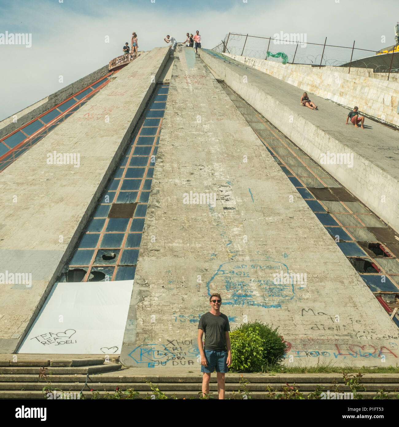 Les gens s'amusant à la "pyramide" de Tirana, un bâtiment inhabituel et anciennement le Musée Enver Hoxha. L'Albanie Banque D'Images