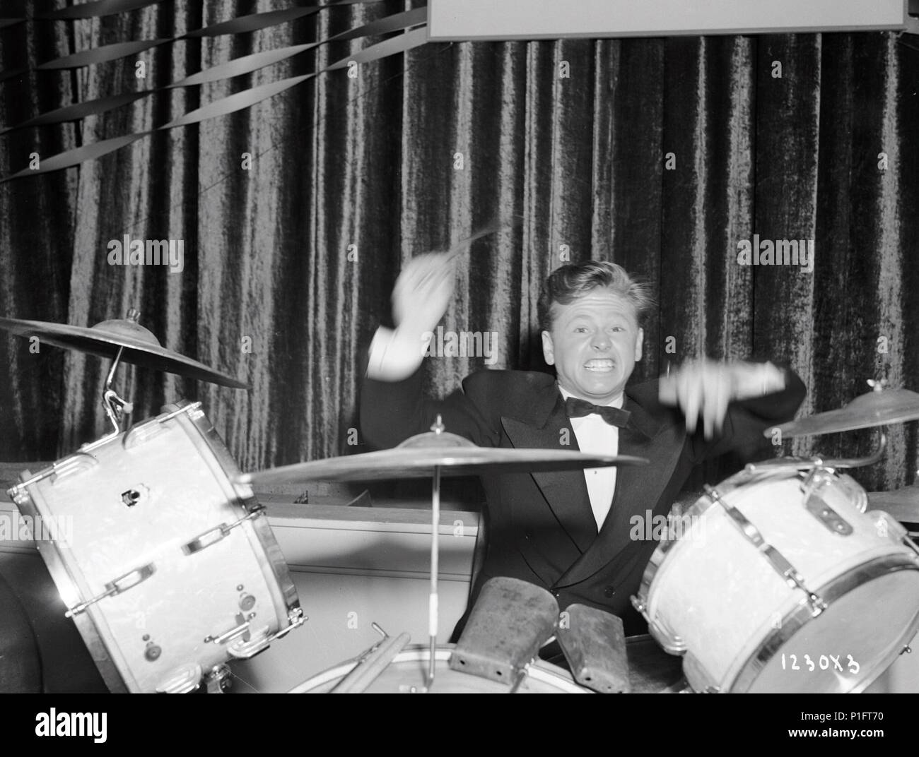 Titre original : LA COUR D'ANDY HARDY. Titre en anglais : LA COUR D'ANDY HARDY. Directeur de film : GEORGE B. Seitz. Année : 1942. Stars : Mickey Rooney. Credit : M.G.M / Album Banque D'Images