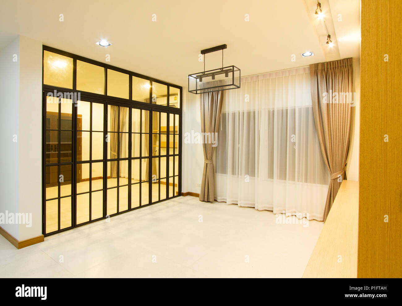 Coin salon intérieur décoré avec portes pliantes et rideau de luxe Banque D'Images