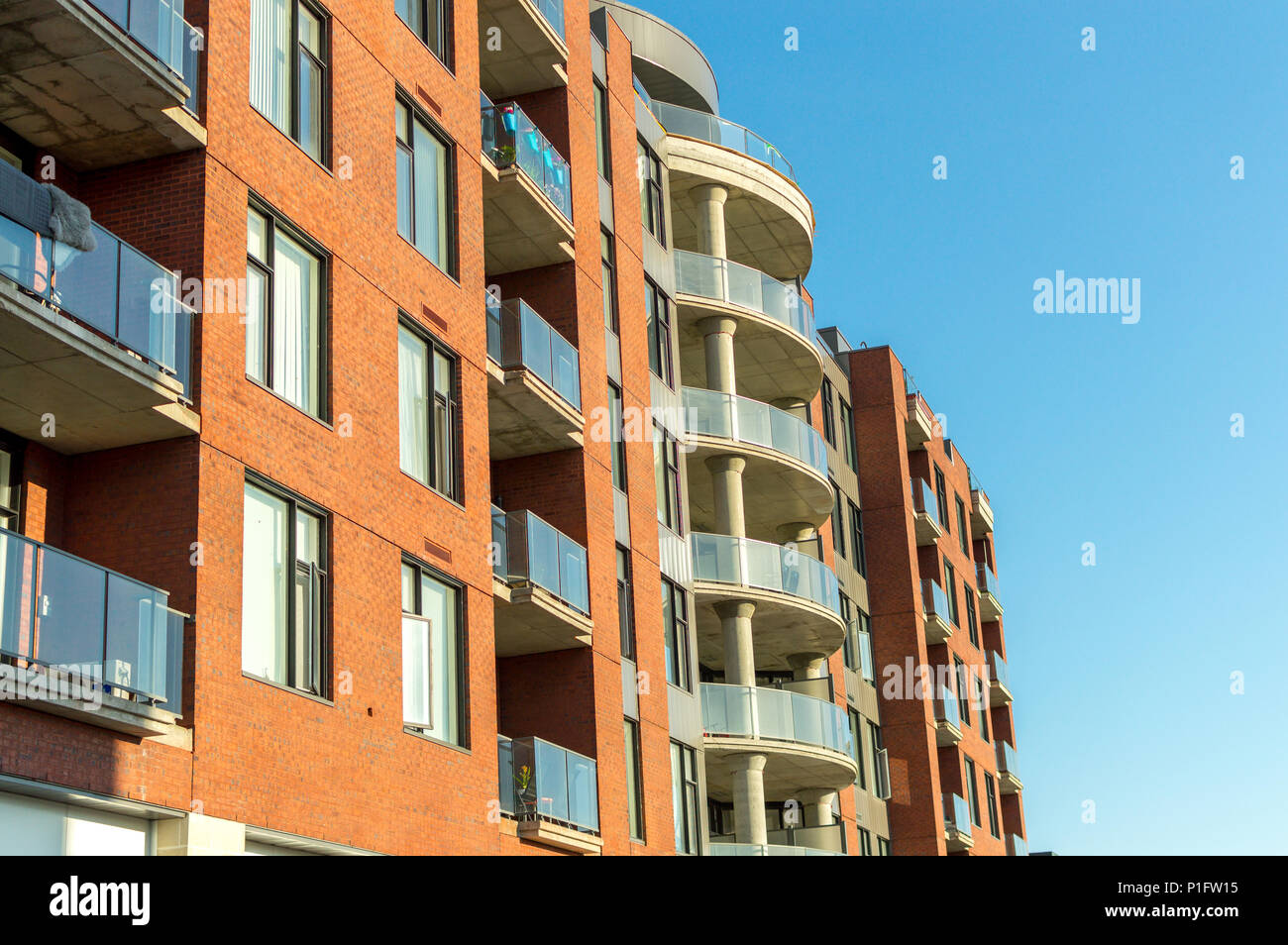 Condo moderne avec d'immenses fenêtres des bâtiments et d'un balcon à Montréal, Canada. Banque D'Images